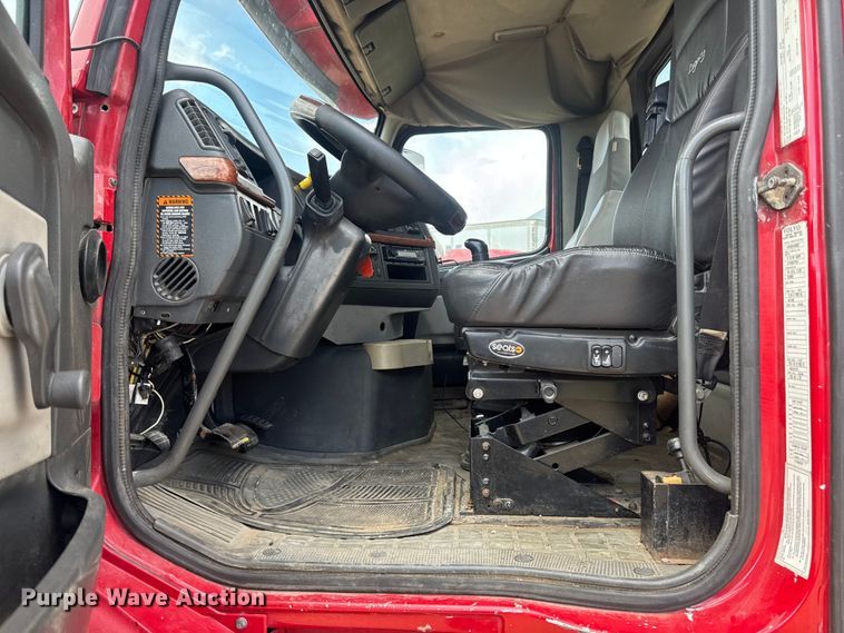 image for item ER0488 2007 Volvo Truck VNM semi truck