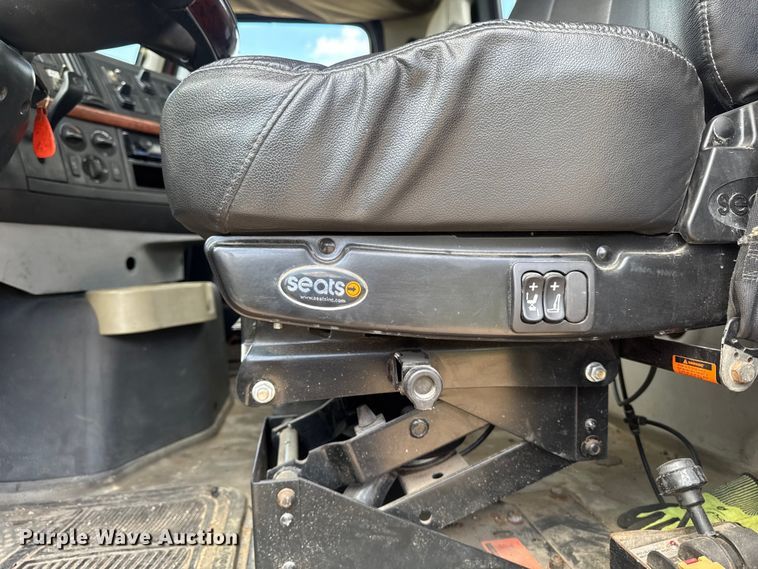 image for item ER0488 2007 Volvo Truck VNM semi truck