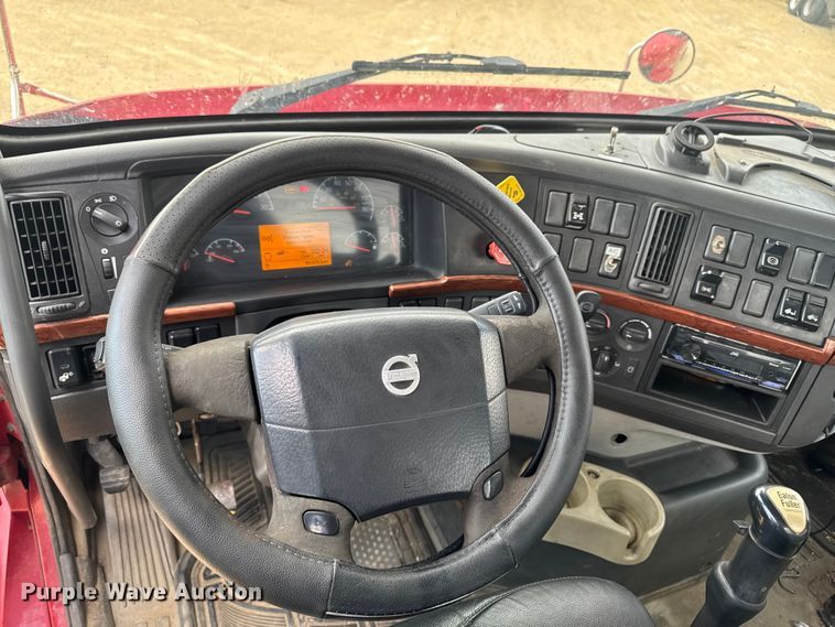 image for item ER0488 2007 Volvo Truck VNM semi truck