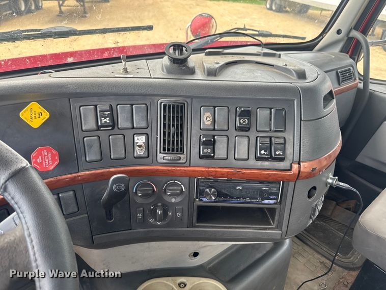 image for item ER0488 2007 Volvo Truck VNM semi truck