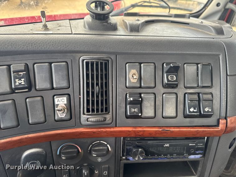 image for item ER0488 2007 Volvo Truck VNM semi truck