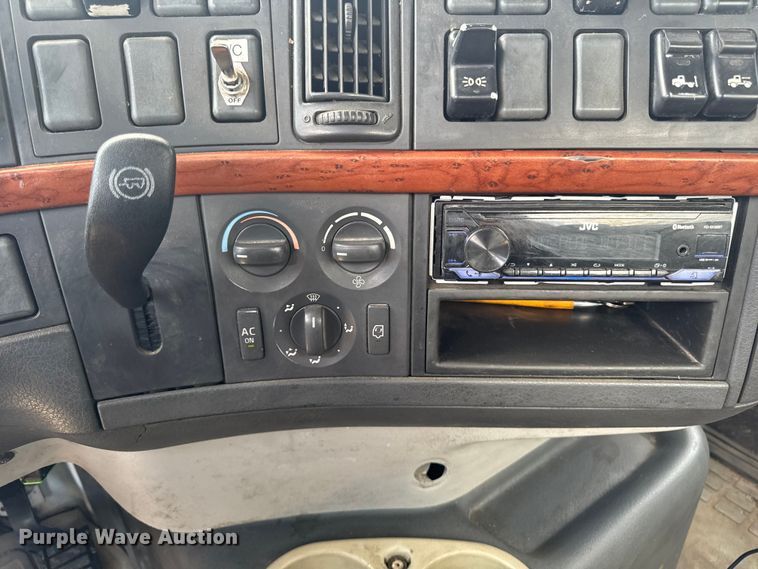 image for item ER0488 2007 Volvo Truck VNM semi truck