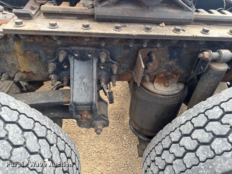 image for item ER0488 2007 Volvo Truck VNM semi truck