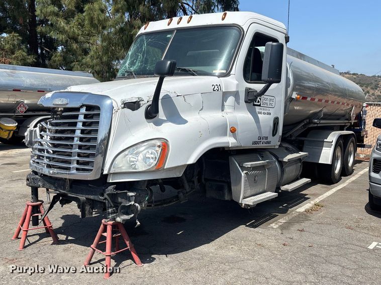 image for item ER7561 2015 Freightliner Cascadia fuel truck