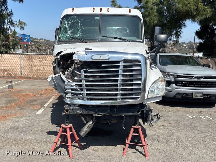 image for item ER7561 2015 Freightliner Cascadia fuel truck