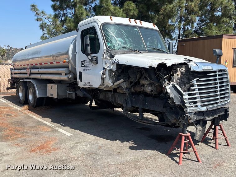 image for item ER7561 2015 Freightliner Cascadia fuel truck