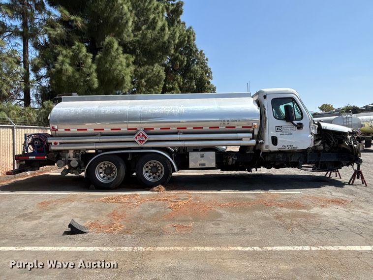image for item ER7561 2015 Freightliner Cascadia fuel truck