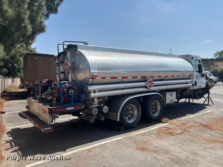 image for item ER7561 2015 Freightliner Cascadia fuel truck