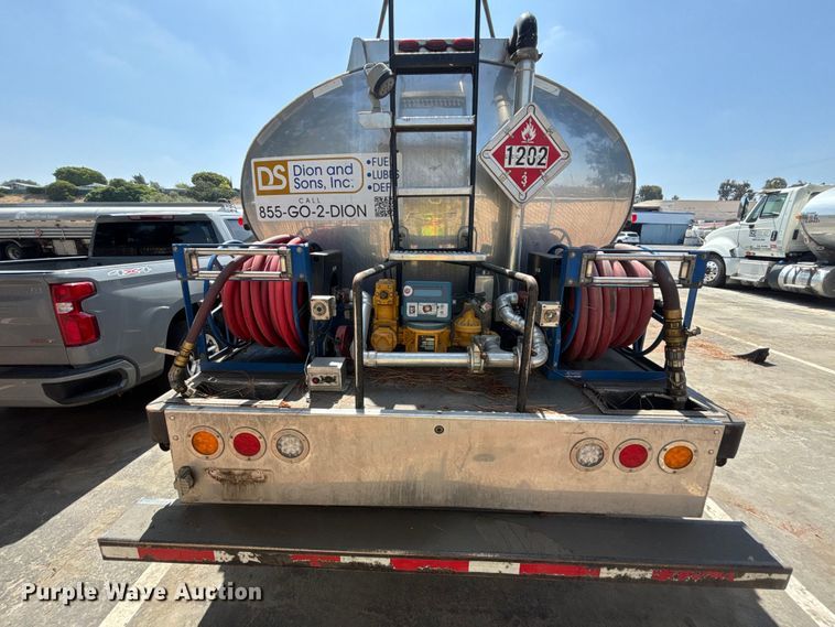 image for item ER7561 2015 Freightliner Cascadia fuel truck