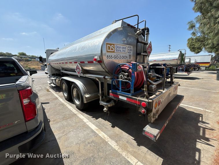 image for item ER7561 2015 Freightliner Cascadia fuel truck