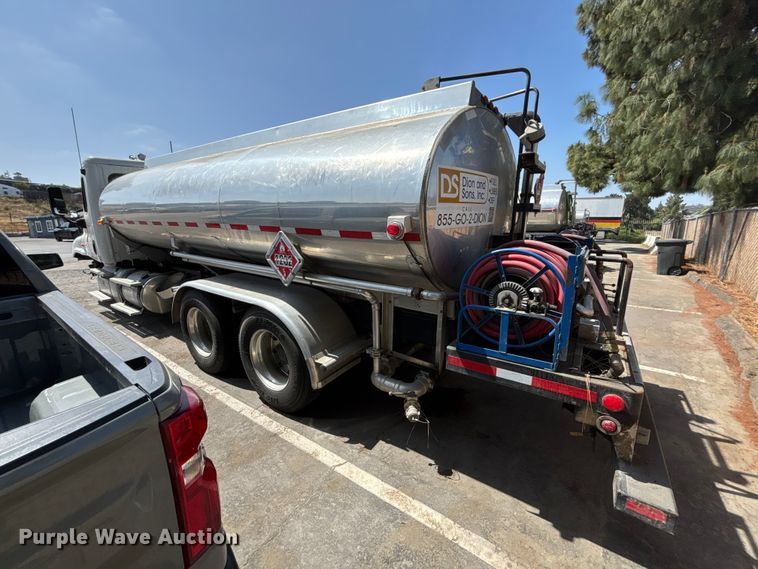 image for item ER7561 2015 Freightliner Cascadia fuel truck