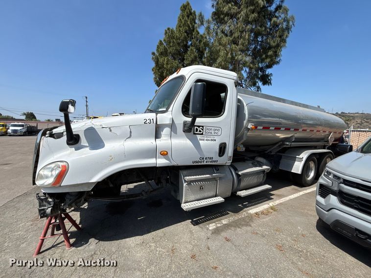 image for item ER7561 2015 Freightliner Cascadia fuel truck