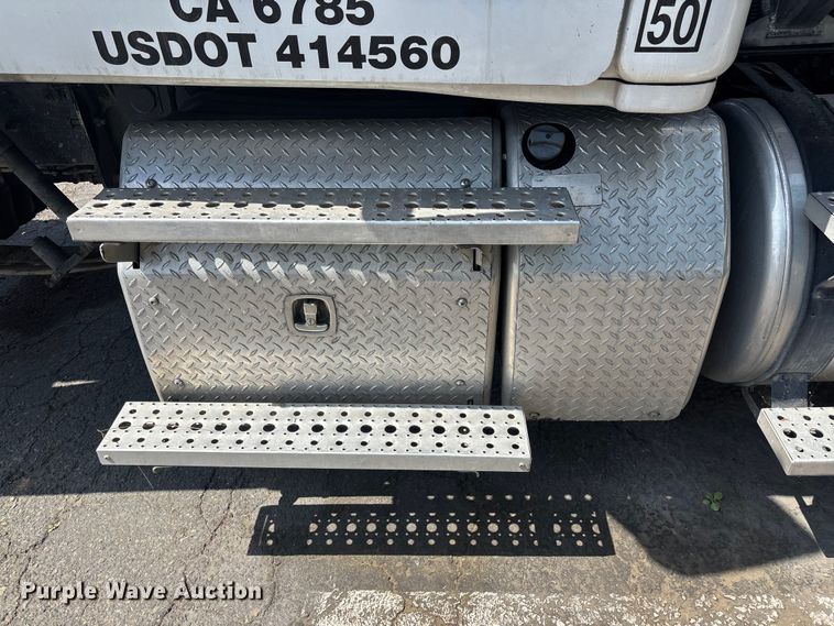 image for item ER7561 2015 Freightliner Cascadia fuel truck