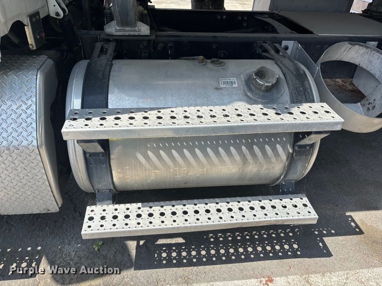 image for item ER7561 2015 Freightliner Cascadia fuel truck