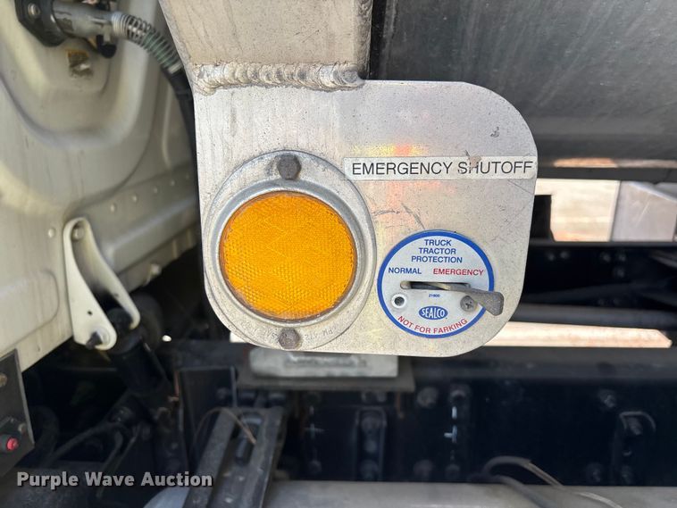image for item ER7561 2015 Freightliner Cascadia fuel truck