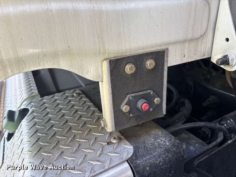 image for item ER7561 2015 Freightliner Cascadia fuel truck