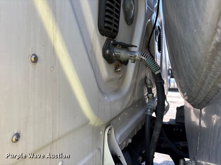 image for item ER7561 2015 Freightliner Cascadia fuel truck