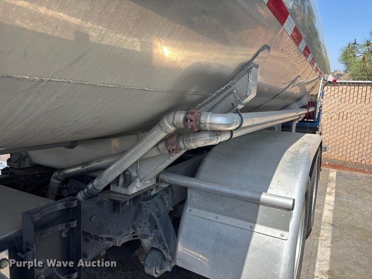 image for item ER7561 2015 Freightliner Cascadia fuel truck