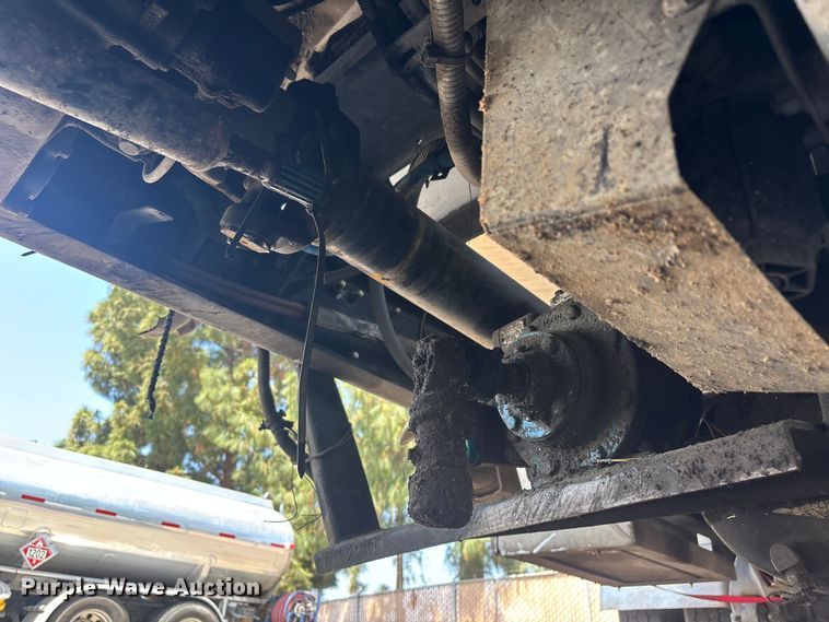 image for item ER7561 2015 Freightliner Cascadia fuel truck