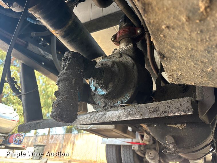image for item ER7561 2015 Freightliner Cascadia fuel truck