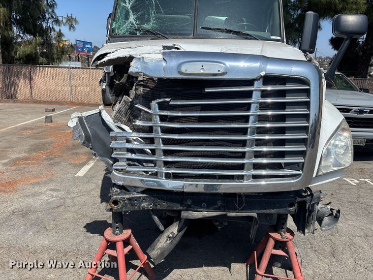 image for item ER7561 2015 Freightliner Cascadia fuel truck