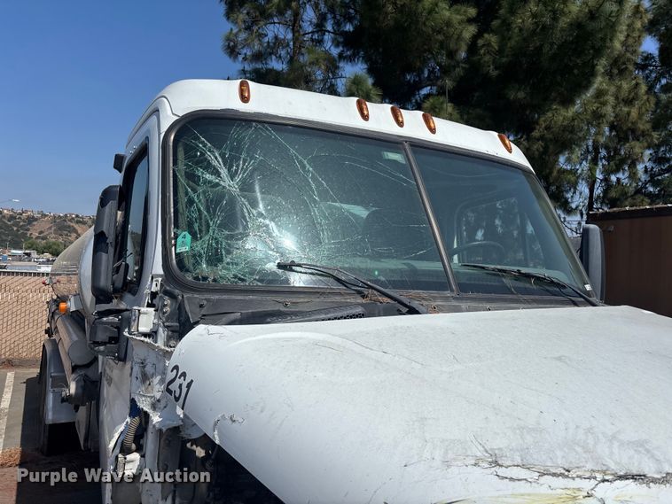 image for item ER7561 2015 Freightliner Cascadia fuel truck