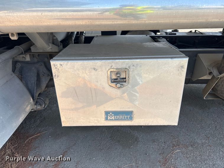 image for item ER7561 2015 Freightliner Cascadia fuel truck
