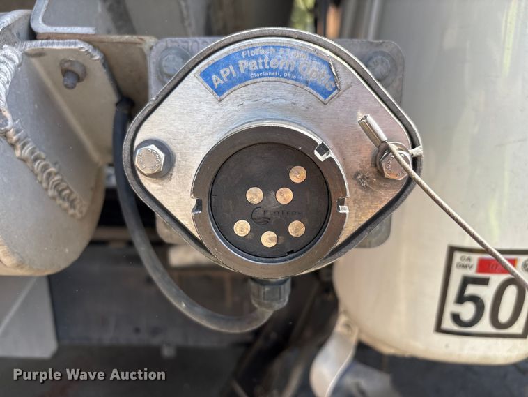 image for item ER7561 2015 Freightliner Cascadia fuel truck