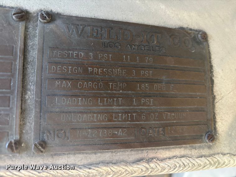 image for item ER7561 2015 Freightliner Cascadia fuel truck