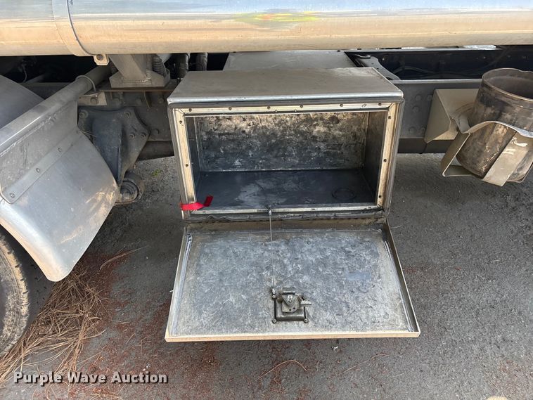 image for item ER7561 2015 Freightliner Cascadia fuel truck