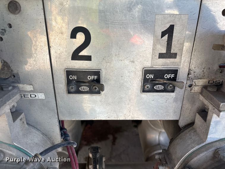 image for item ER7561 2015 Freightliner Cascadia fuel truck