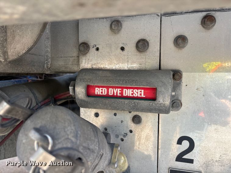 image for item ER7561 2015 Freightliner Cascadia fuel truck