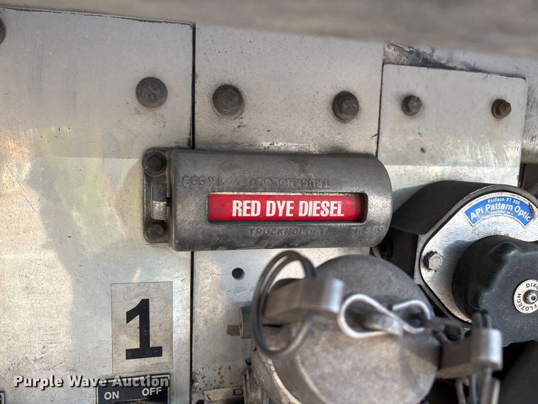 image for item ER7561 2015 Freightliner Cascadia fuel truck