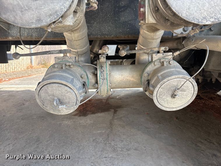 image for item ER7561 2015 Freightliner Cascadia fuel truck