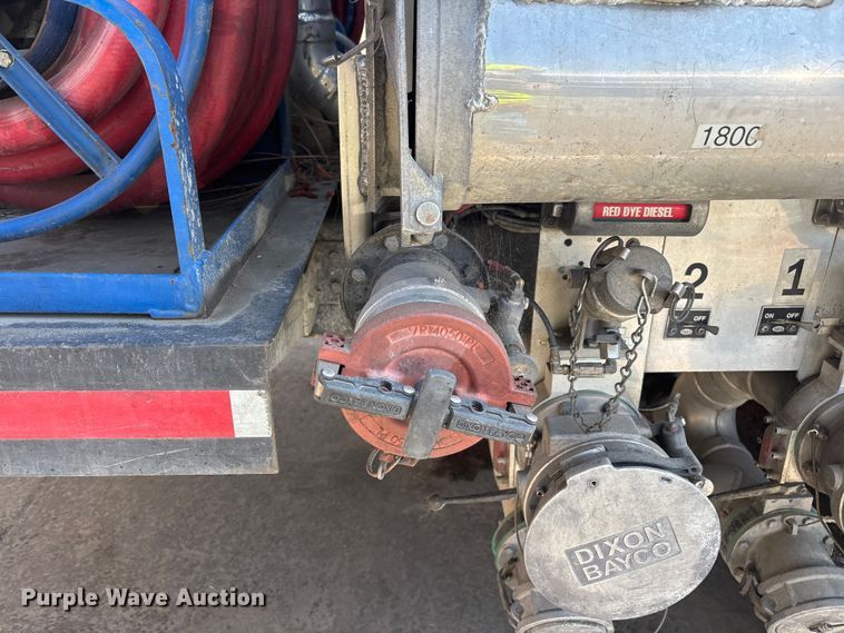 image for item ER7561 2015 Freightliner Cascadia fuel truck