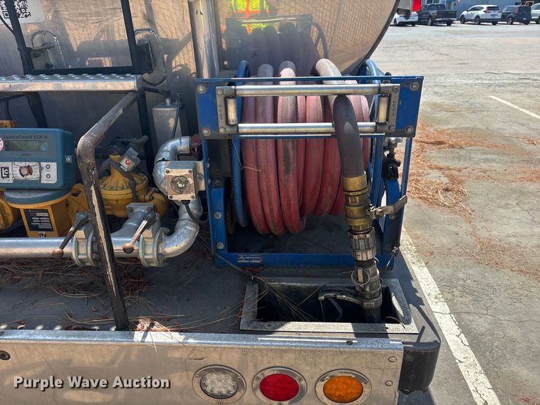 image for item ER7561 2015 Freightliner Cascadia fuel truck