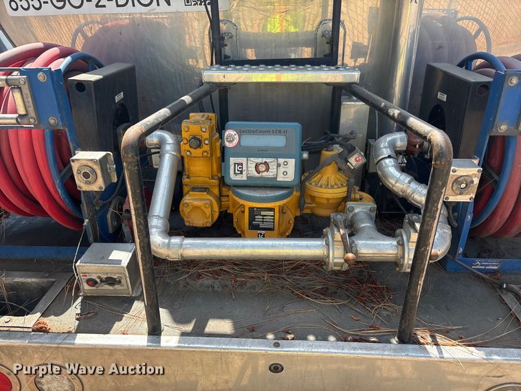 image for item ER7561 2015 Freightliner Cascadia fuel truck