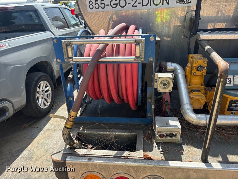 image for item ER7561 2015 Freightliner Cascadia fuel truck
