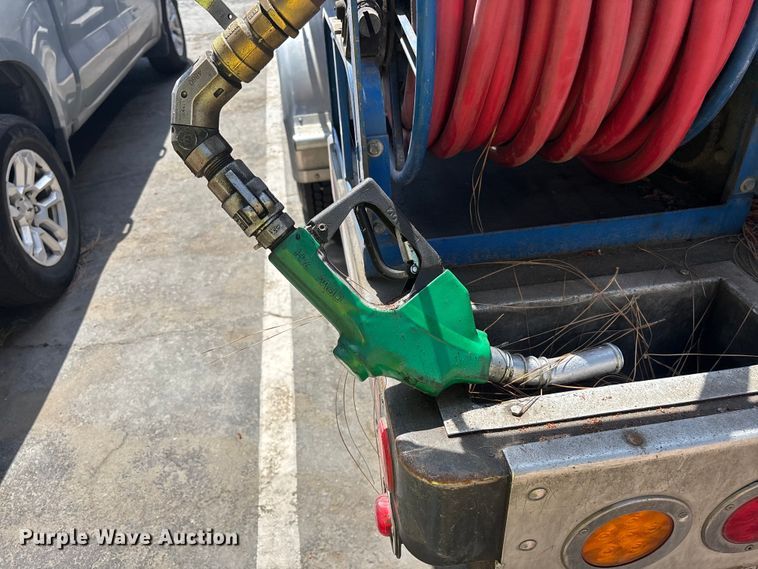 image for item ER7561 2015 Freightliner Cascadia fuel truck