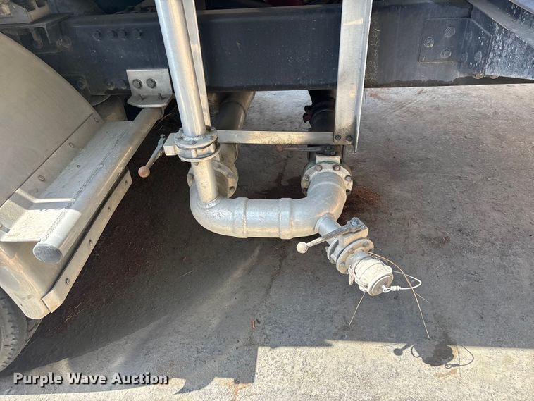 image for item ER7561 2015 Freightliner Cascadia fuel truck