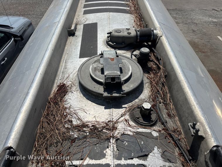 image for item ER7561 2015 Freightliner Cascadia fuel truck