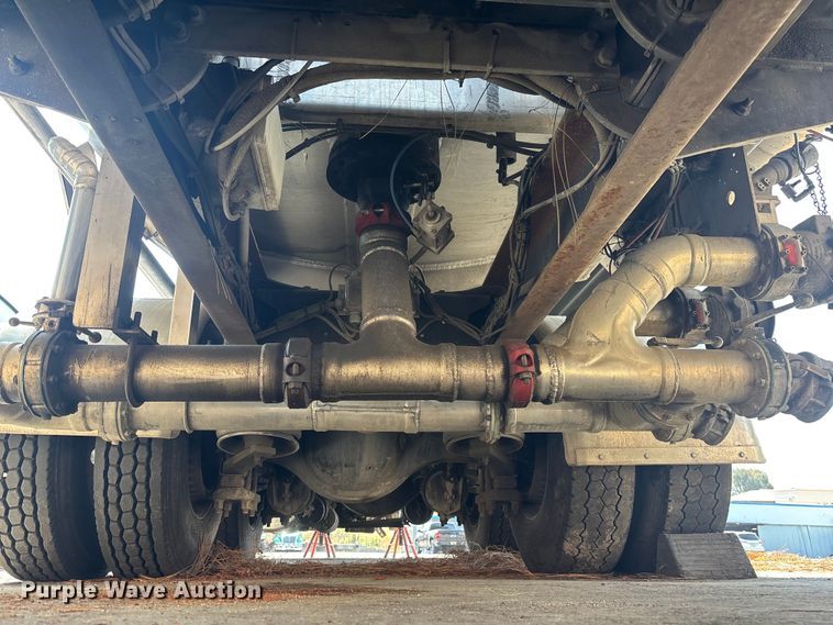image for item ER7561 2015 Freightliner Cascadia fuel truck