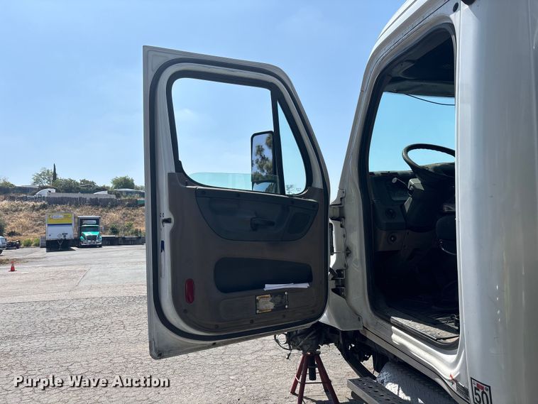 image for item ER7561 2015 Freightliner Cascadia fuel truck
