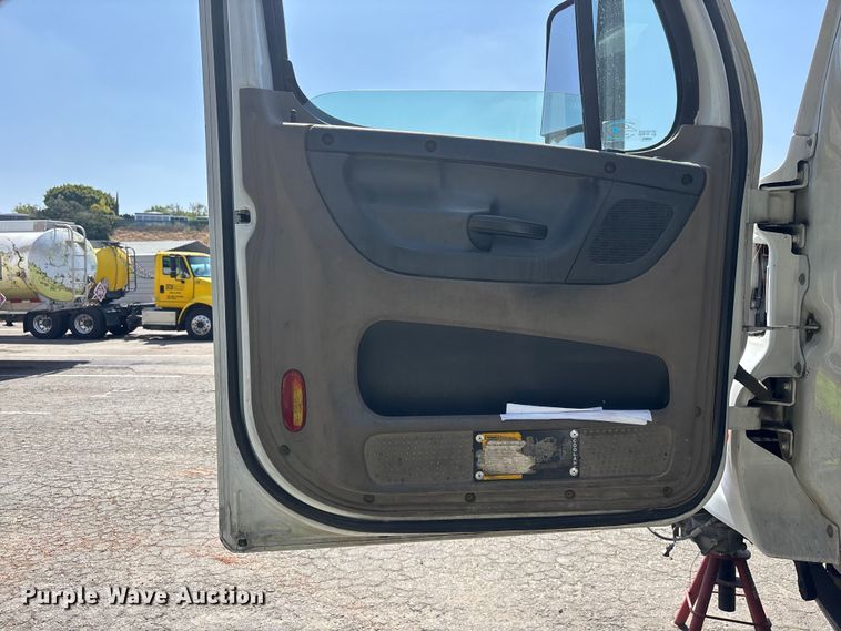 image for item ER7561 2015 Freightliner Cascadia fuel truck