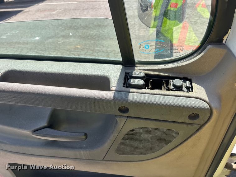 image for item ER7561 2015 Freightliner Cascadia fuel truck