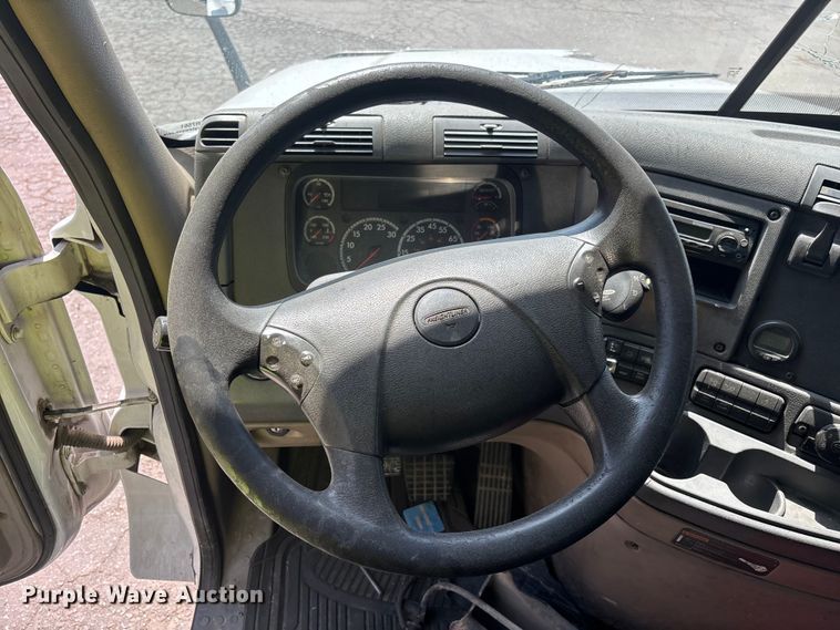 image for item ER7561 2015 Freightliner Cascadia fuel truck