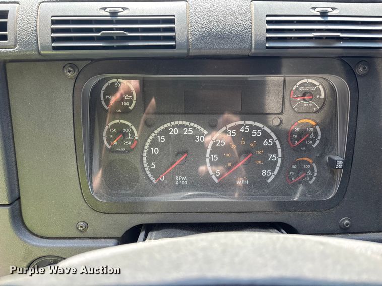 image for item ER7561 2015 Freightliner Cascadia fuel truck