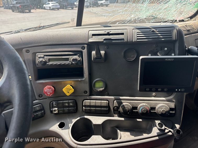 image for item ER7561 2015 Freightliner Cascadia fuel truck