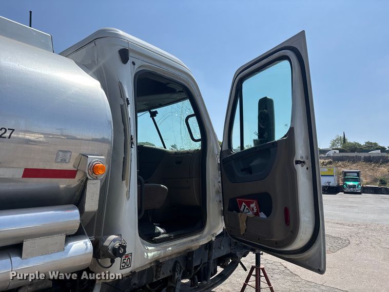 image for item ER7561 2015 Freightliner Cascadia fuel truck