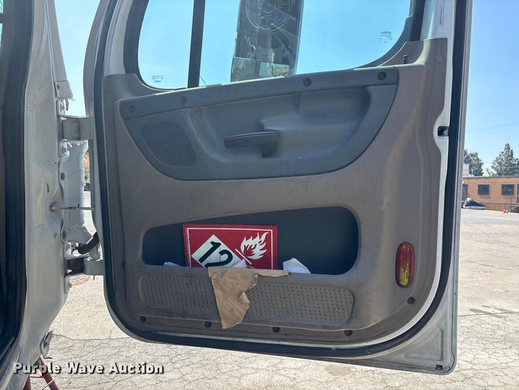 image for item ER7561 2015 Freightliner Cascadia fuel truck